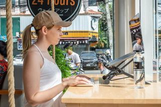 Z Bali zpátky do čekárny: duševní zdraví digitálních nomádů v české realitě - Médium.cz